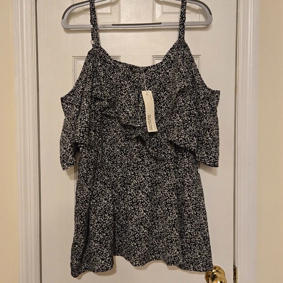 NWT BloomChic ditsy floral cold shoulder top - Size 22/24 - Picture 2 of 8